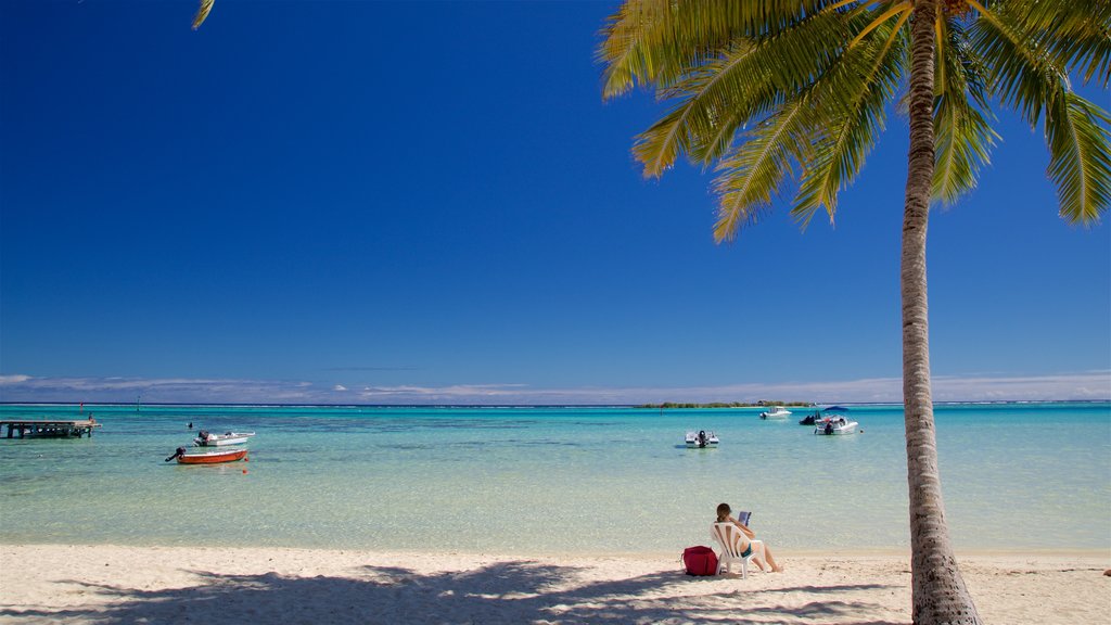 Playa Tiahura ofreciendo vista general a la costa, una playa y escenas tropicales