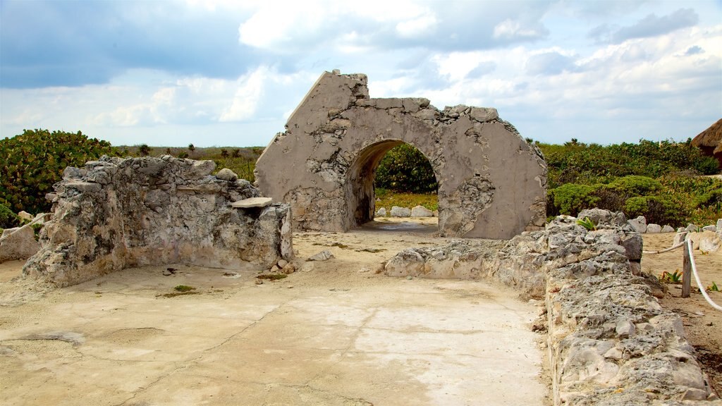 Punta Celerain Lighthouse showing building ruins