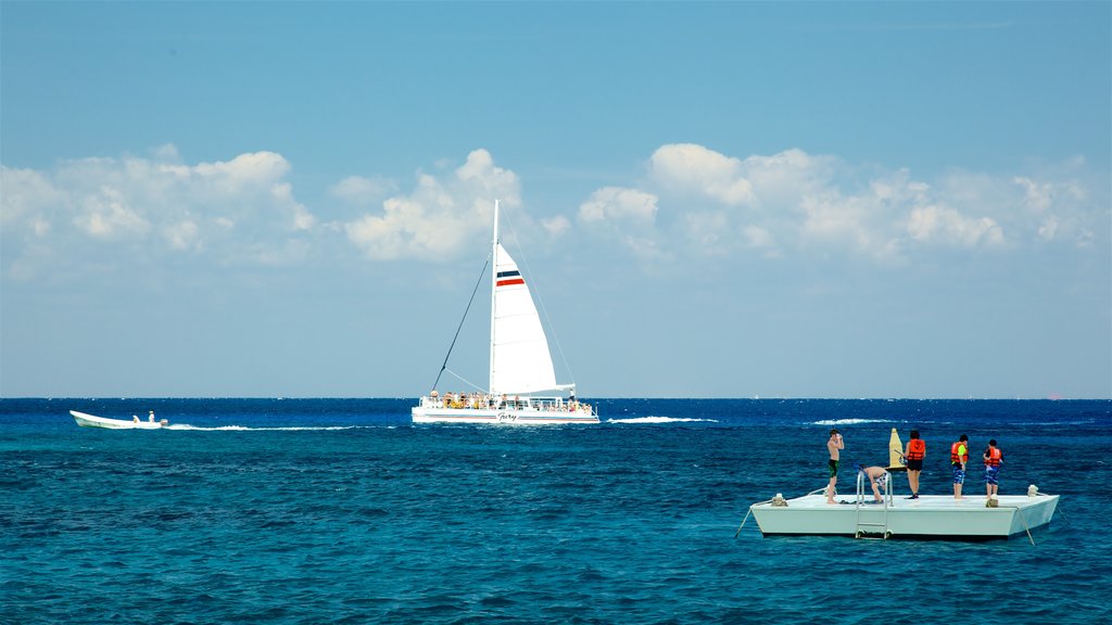 Cozumel ofreciendo paseos en lancha y vistas generales de la costa y también un pequeño grupo de personas