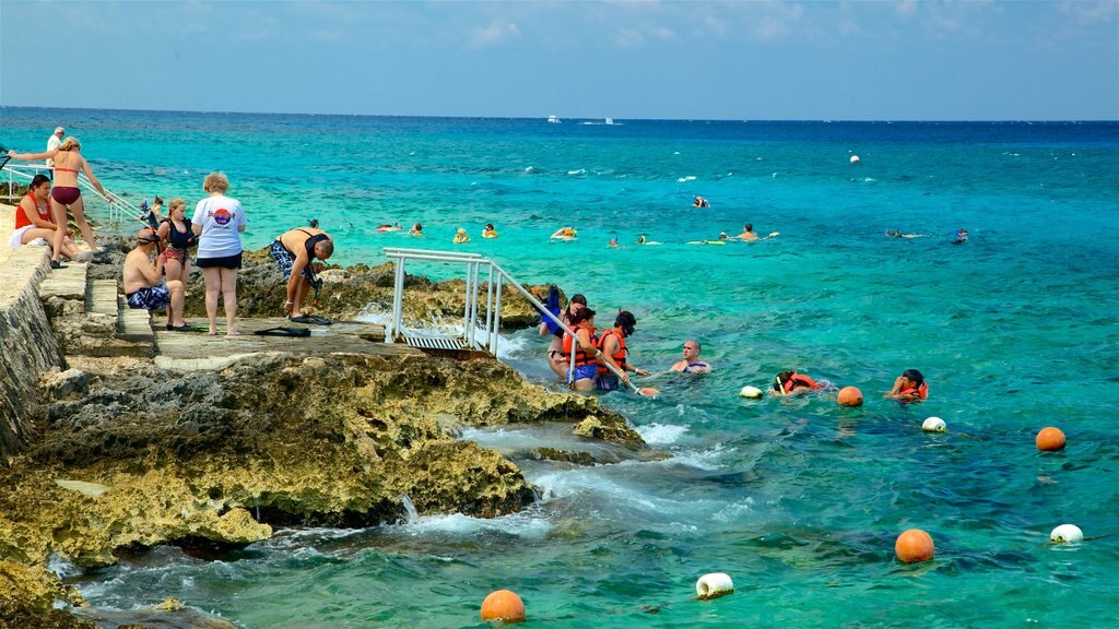 Cozumel toont algemene kustgezichten, rotsachtige kustlijn en zwemmen