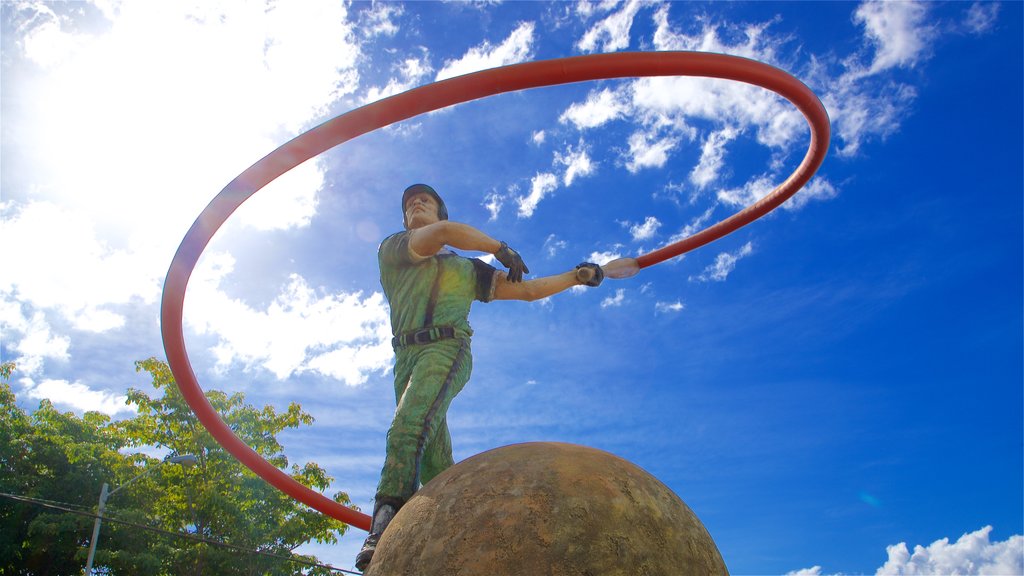 Cienfuegos ofreciendo arte al aire libre y una estatua o escultura