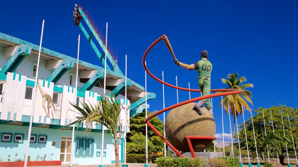 Cienfuegos showing a statue or sculpture and outdoor art