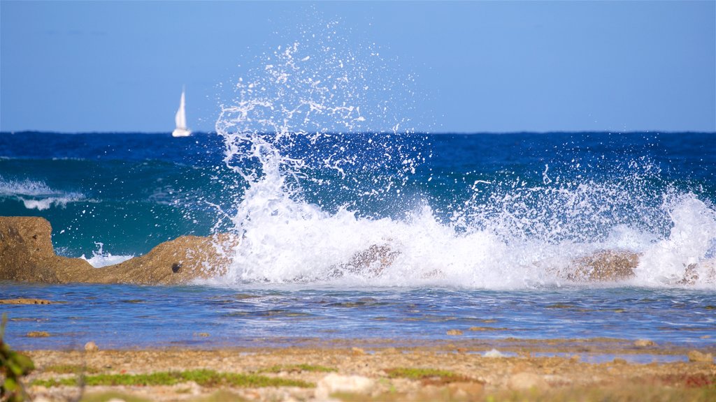 Marina Hemingway que incluye vista general a la costa y olas