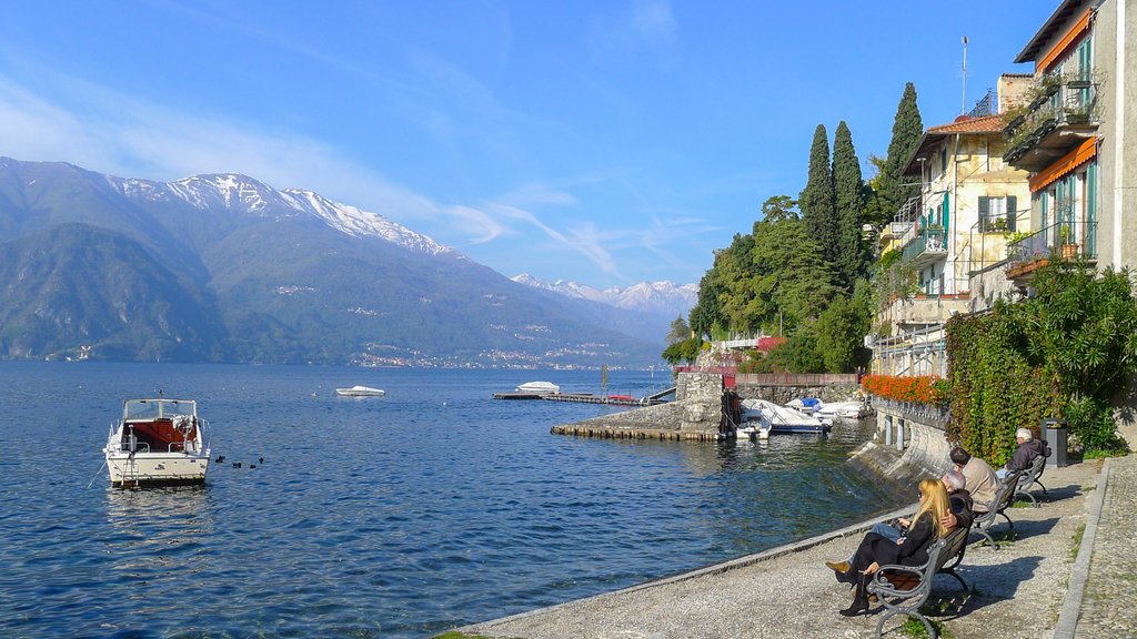 Varenna qui includes scènes tranquilles et lac ou étang aussi bien que petit groupe de personnes