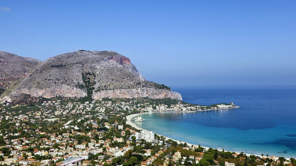 Mondello menunjukkan pemandangan umum pantai, kota pesisir dan gunung