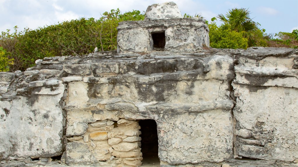 Mercusuar Punta Celerain menunjukkan arsitektur kuno