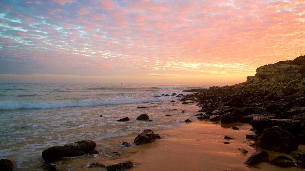 Praia da Falésia mostrando um pôr do sol, paisagens litorâneas e uma praia