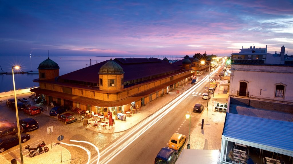 Mercado Municipal de Olhão mostrando cenas noturnas e um pôr do sol