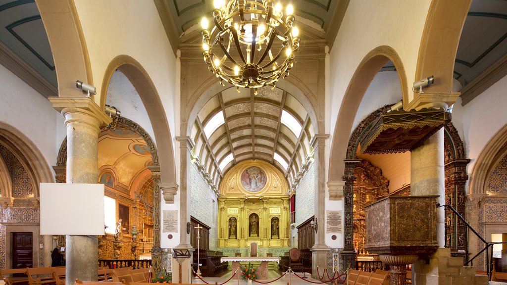 Catedral de Faro que inclui vistas internas, elementos de patrimônio e uma igreja ou catedral