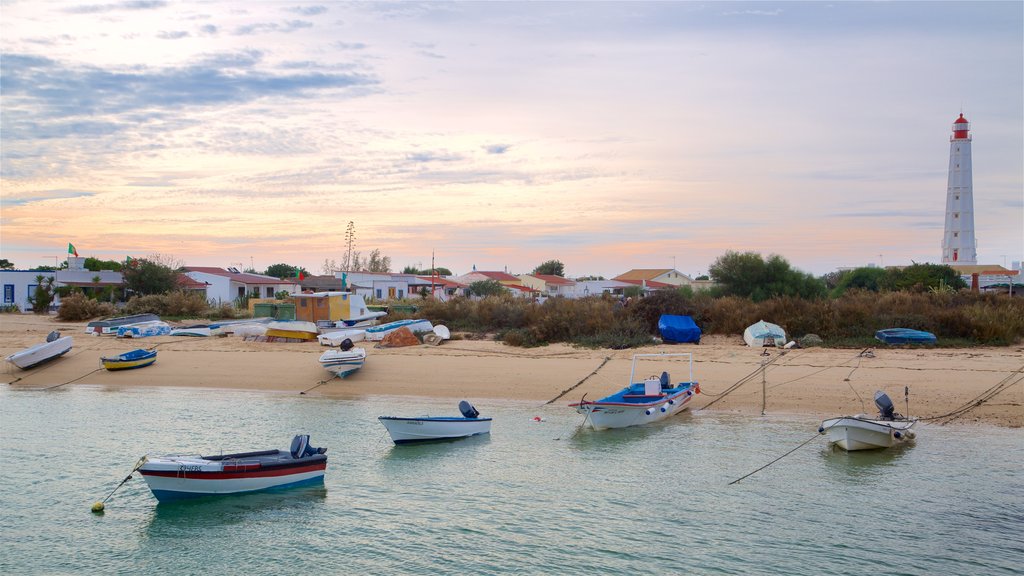 Faro caracterizando uma praia de areia, um pôr do sol e paisagens litorâneas