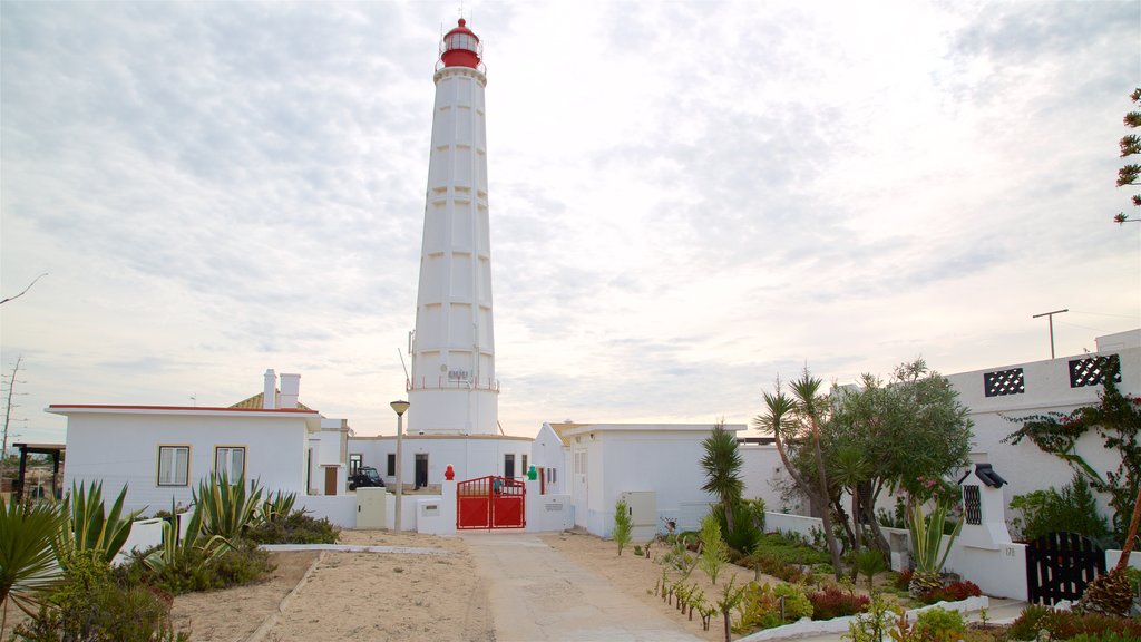 Faro ofreciendo una puesta de sol y un faro