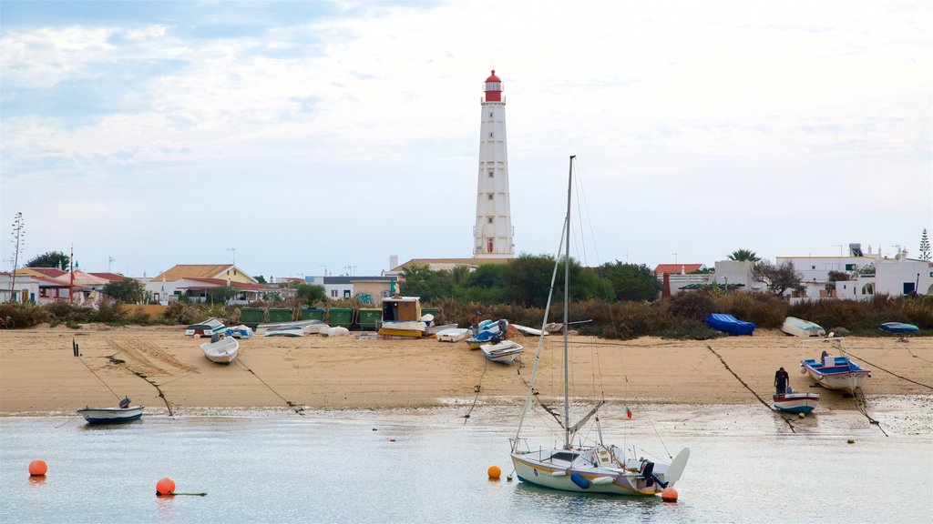 Faro que incluye un faro, una playa y vista general a la costa