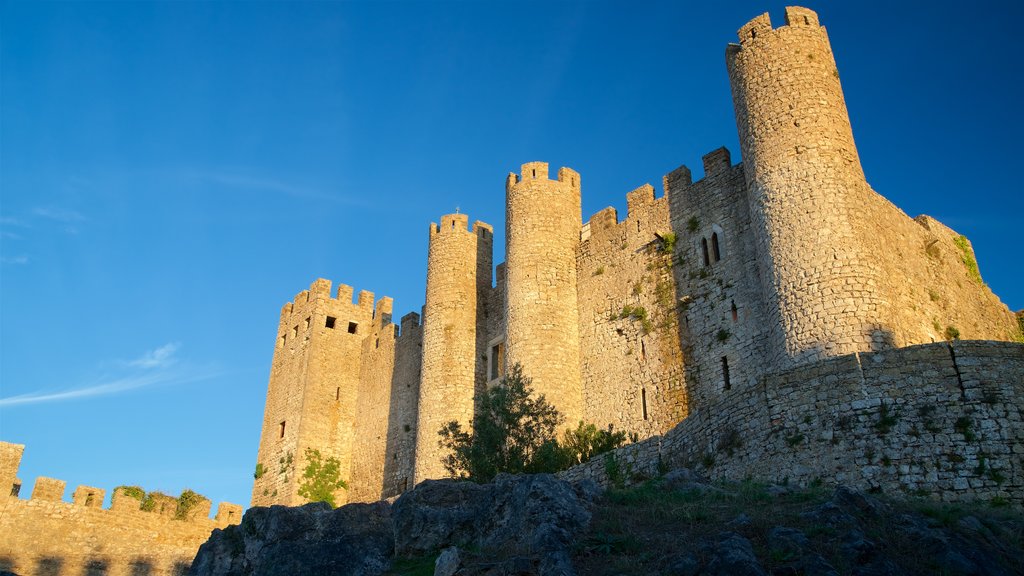 Castelo de Óbidos que inclui um pequeno castelo ou palácio e arquitetura de patrimônio