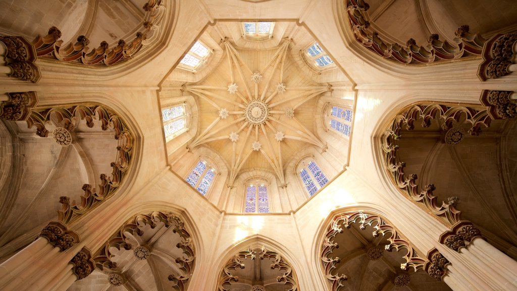 Monasterio de Batalha ofreciendo vistas interiores