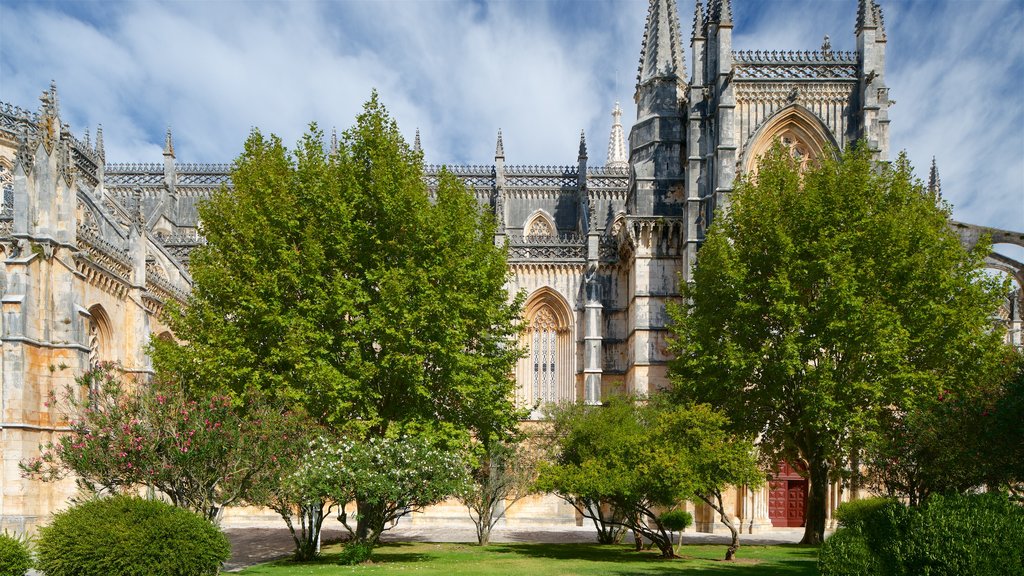 Batalha Monastery which includes heritage architecture and a garden