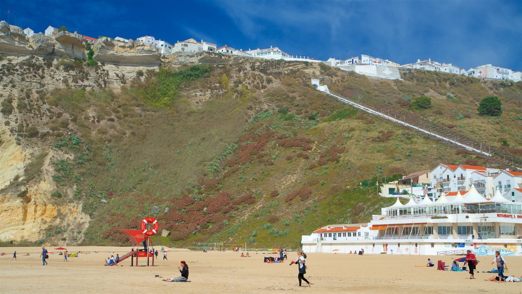 Playa de Nazaré mostrando una playa de arena y escenas tranquilas