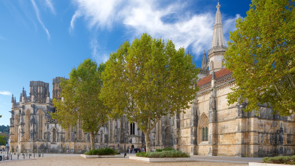 Mosteiro da Batalha mostrando arquitetura de patrimônio