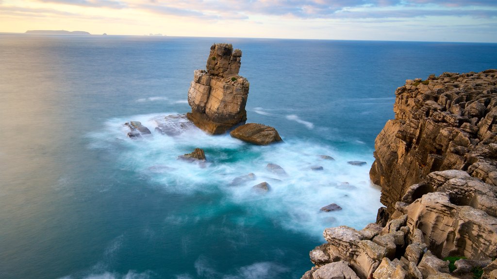 Cabo Carvoeiro caracterizando paisagens litorâneas, um pôr do sol e litoral acidentado