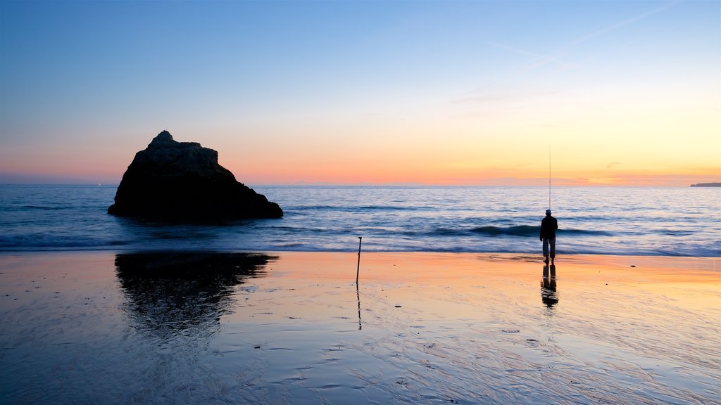 Playa Três Irmãos ofreciendo un atardecer, pesca y vista general a la costa