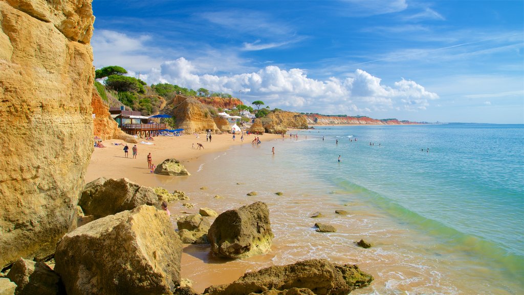 Praia de Olhos D\'água que inclui litoral rochoso, uma praia de areia e paisagens litorâneas