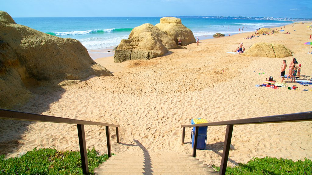 Praia da Galé caracterizando litoral rochoso, uma praia e paisagens litorâneas