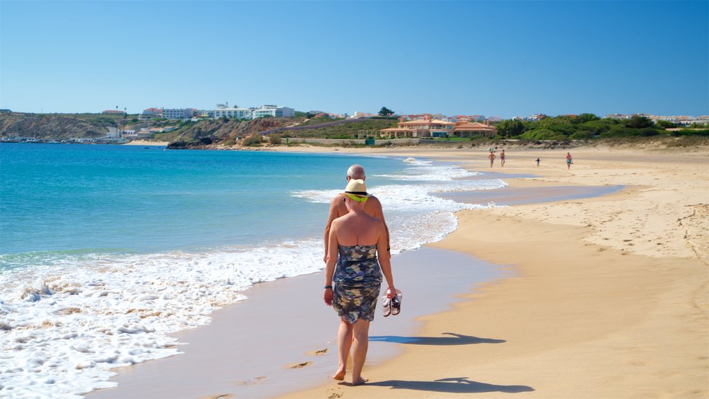 Playa de Martinhal ofreciendo vistas generales de la costa y una playa y también una pareja