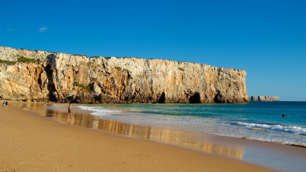 Praia do Beliche welches beinhaltet Strand, Felsküste und allgemeine Küstenansicht