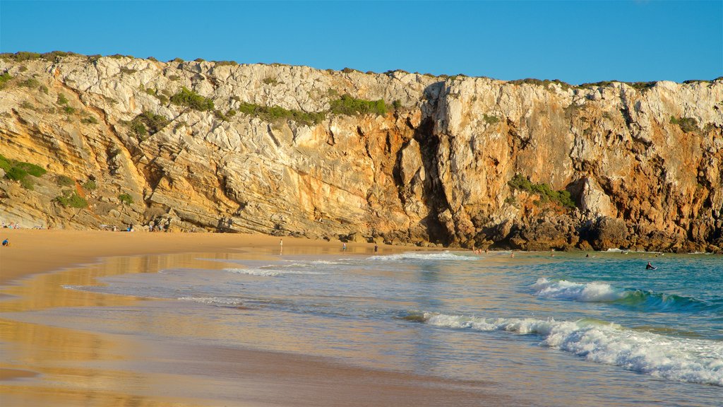 Playa de Beliche que incluye una playa de arena, vistas generales de la costa y costa rocosa