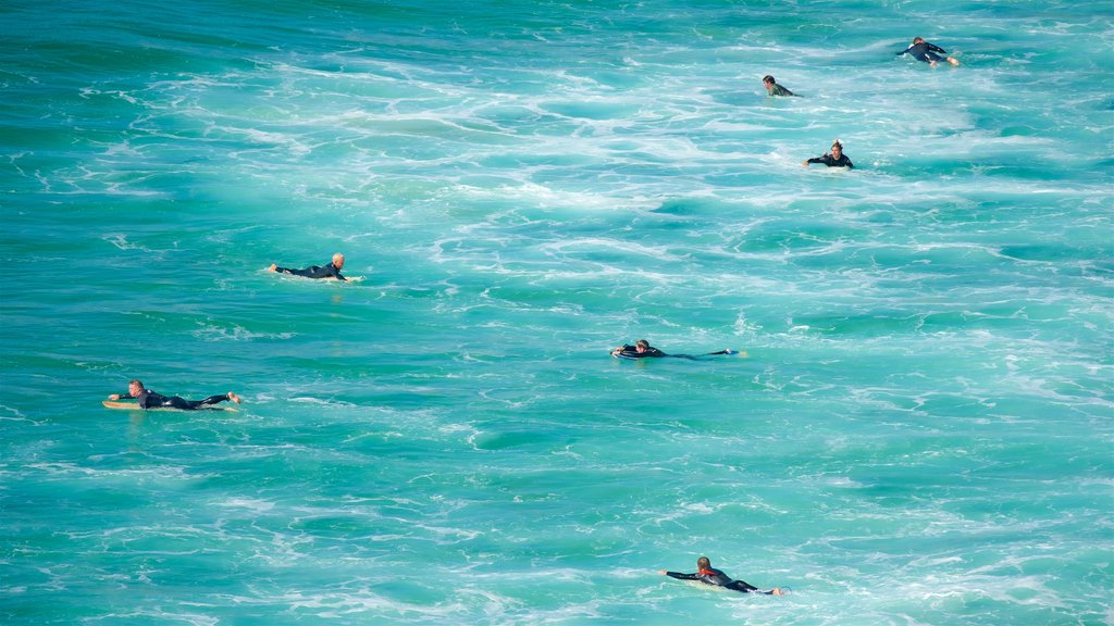 Tonel-strand bevat surfen en algemene kustgezichten en ook een klein groepje mensen