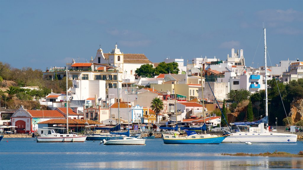 Alvor Strand som omfatter en bugt eller havn