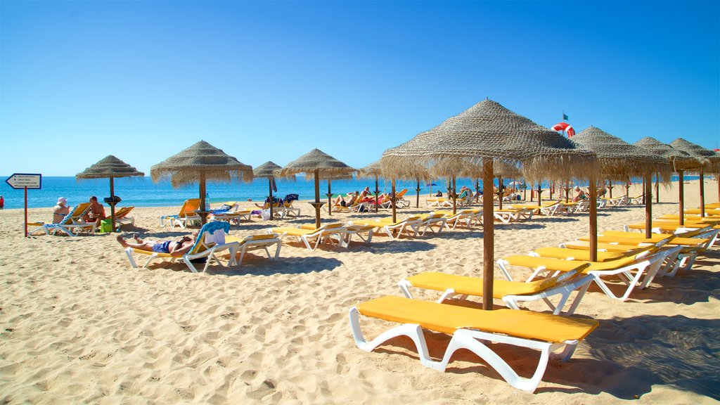 Playa de Alvor ofreciendo escenas tropicales, una playa y vista general a la costa