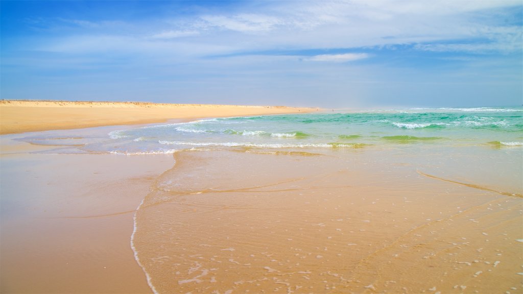 Praia da Fuzeta caracterizando paisagens litorâneas e uma praia