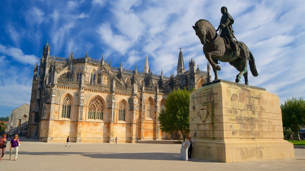 Monasterio de Batalha mostrando arquitectura patrimonial, una estatua o escultura y una plaza