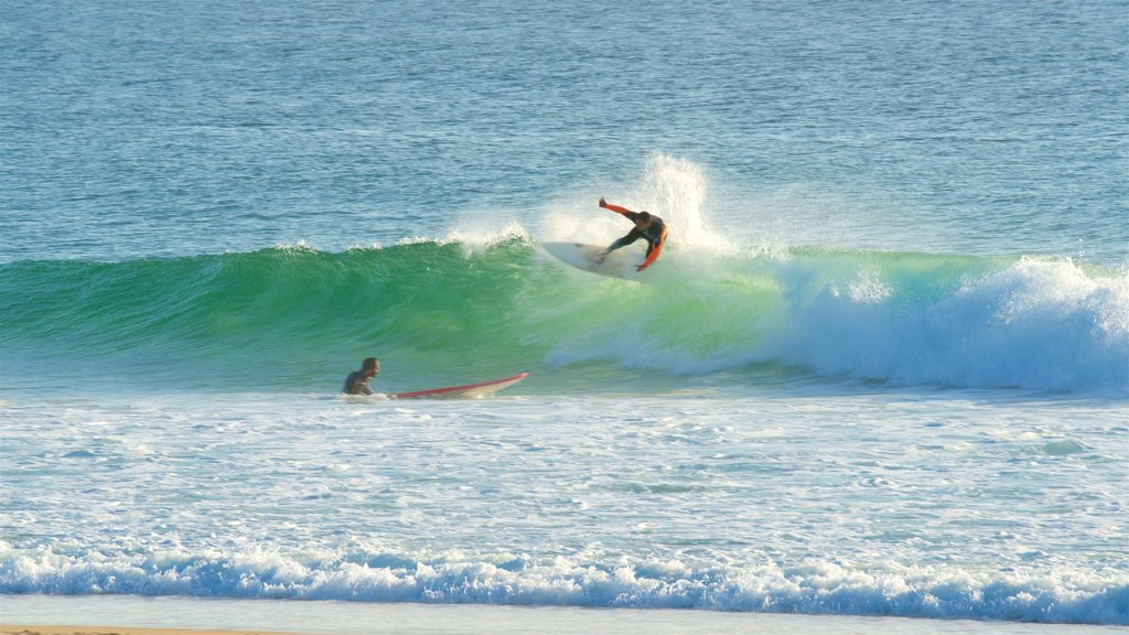 Supertubos Beach og byder på surfing, bølger og udsigt over kystområde