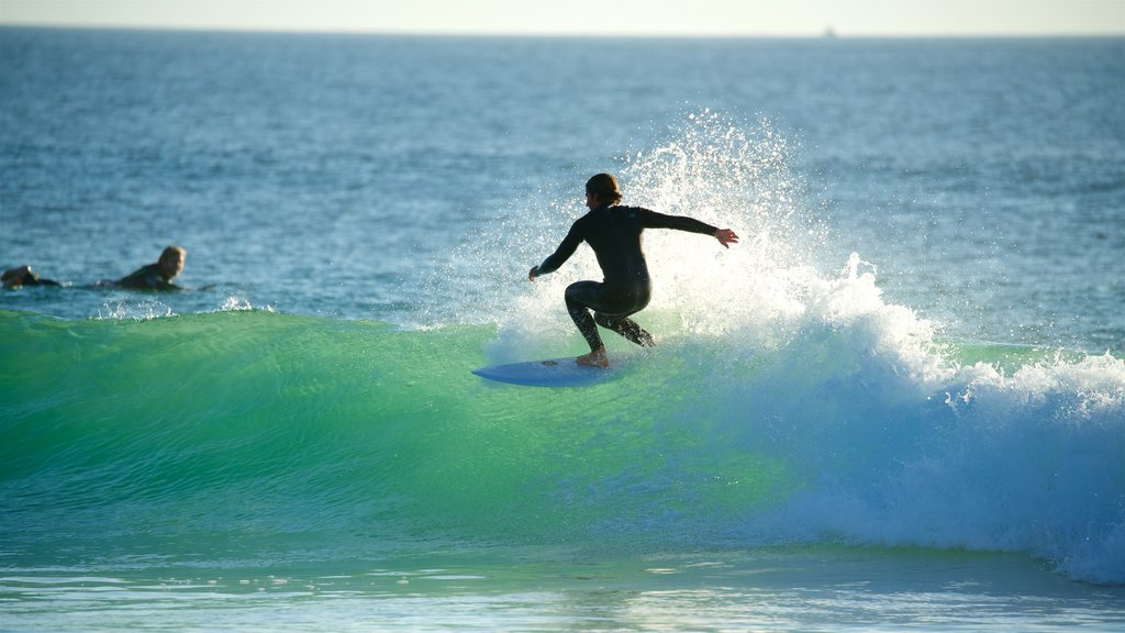 Supertubos Beach que incluye surf, olas y vistas generales de la costa