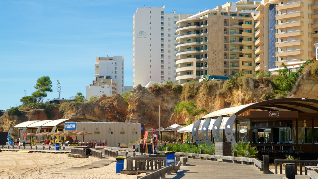 Praia da Rocha que inclui uma praia de areia, uma cidade litorânea e paisagens litorâneas