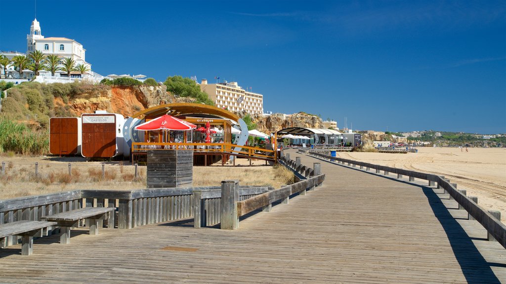 Praia da Rocha que incluye una ciudad costera, vistas generales de la costa y una playa