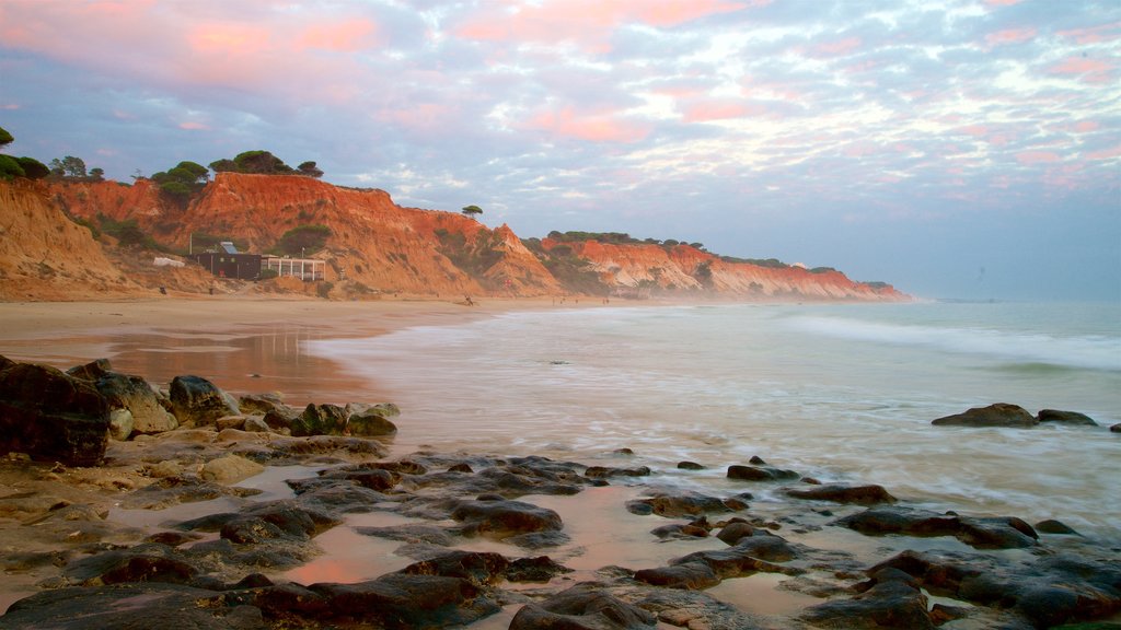 Praia da Falésia que inclui litoral acidentado, uma praia de areia e paisagens litorâneas