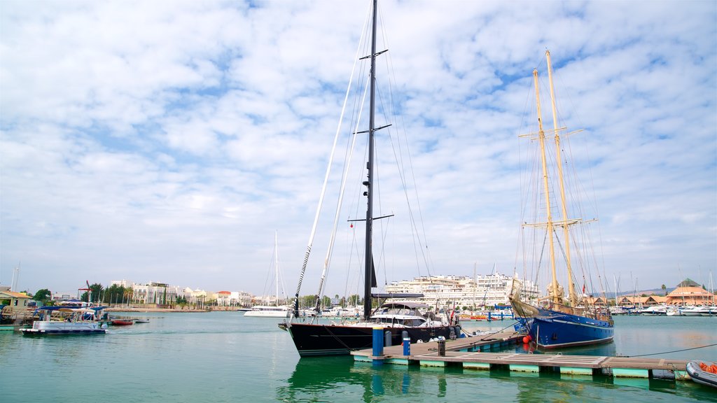 Marina de Vilamoura que inclui uma baía ou porto