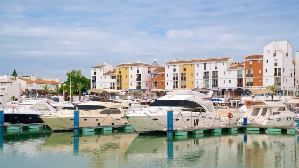 Vilamoura-lystbådehavn som omfatter en bugt eller havn og udsigt over kystområde