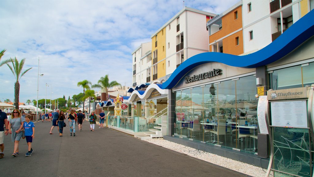 Marina de Vilamoura y también un pequeño grupo de personas