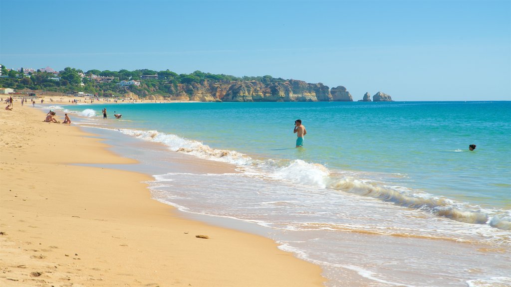 Playa de Alvor que incluye natación, una playa y vista general a la costa