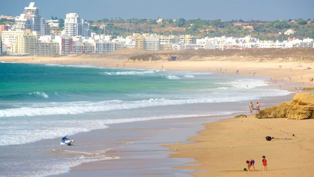 Praia da Galé caracterizando uma praia de areia, paisagens litorâneas e uma cidade litorânea