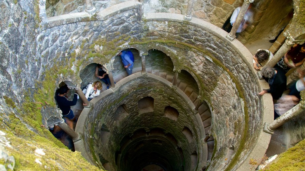 Quinta da Regaleira mostrando elementos del patrimonio y también un pequeño grupo de personas