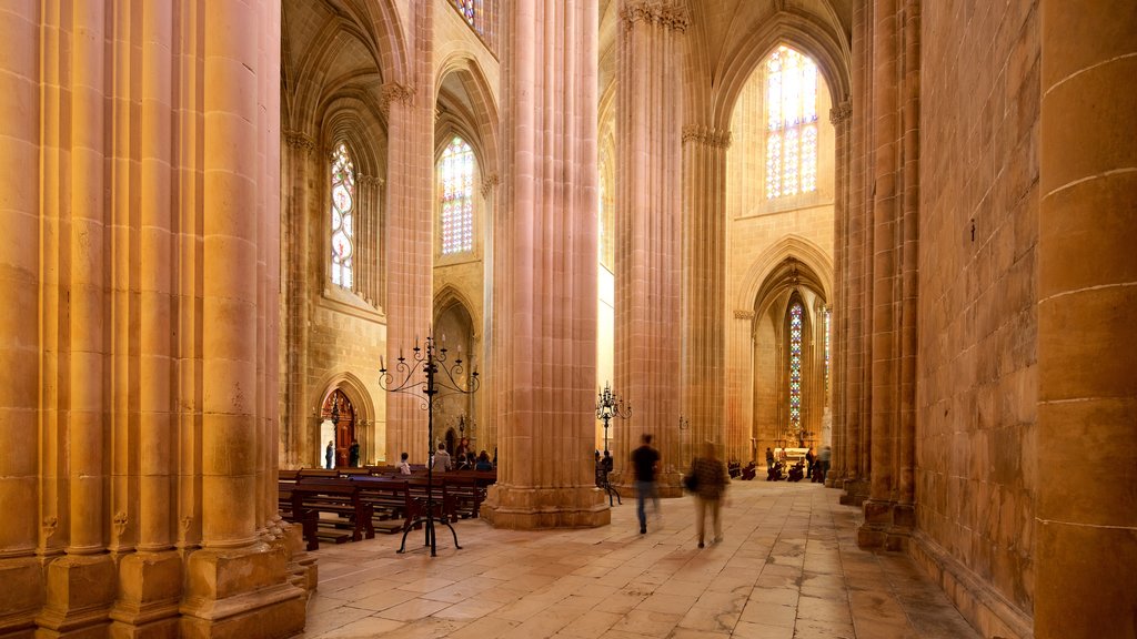 Mosteiro da Batalha mostrando vistas internas, uma igreja ou catedral e elementos de patrimônio