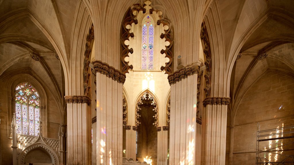 Monasterio de Batalha que incluye vista interna, una iglesia o catedral y elementos patrimoniales