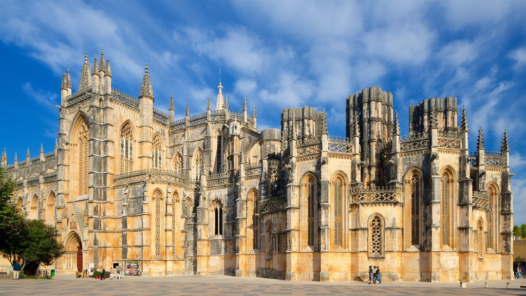 Mosteiro da Batalha mostrando arquitetura de patrimônio