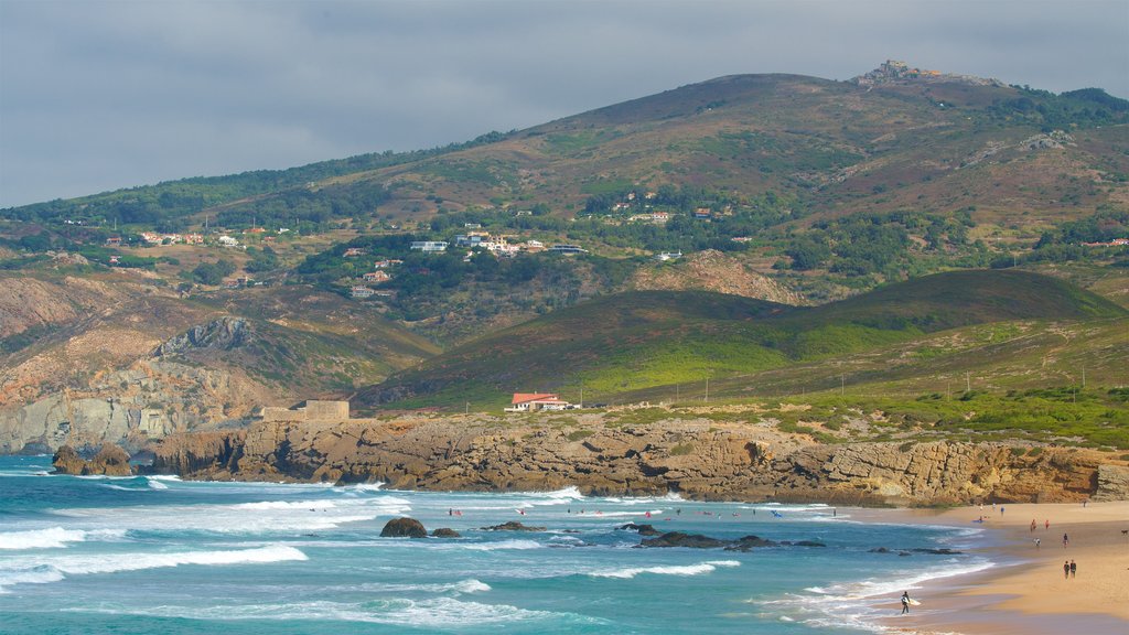 Playa Guincho ofreciendo costa escarpada, vistas generales de la costa y una playa de arena