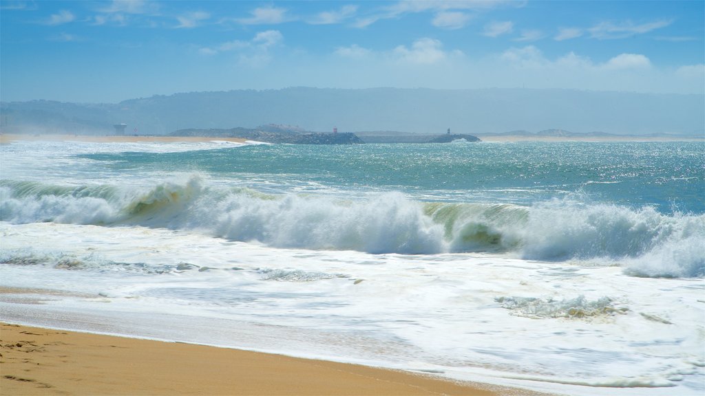 Playa de Nazaré que incluye vista general a la costa, una playa y surf