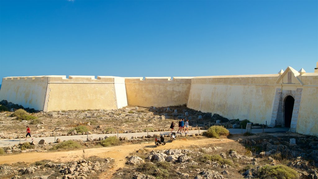 Fortaleza de Sagres que incluye elementos del patrimonio y también un pequeño grupo de personas